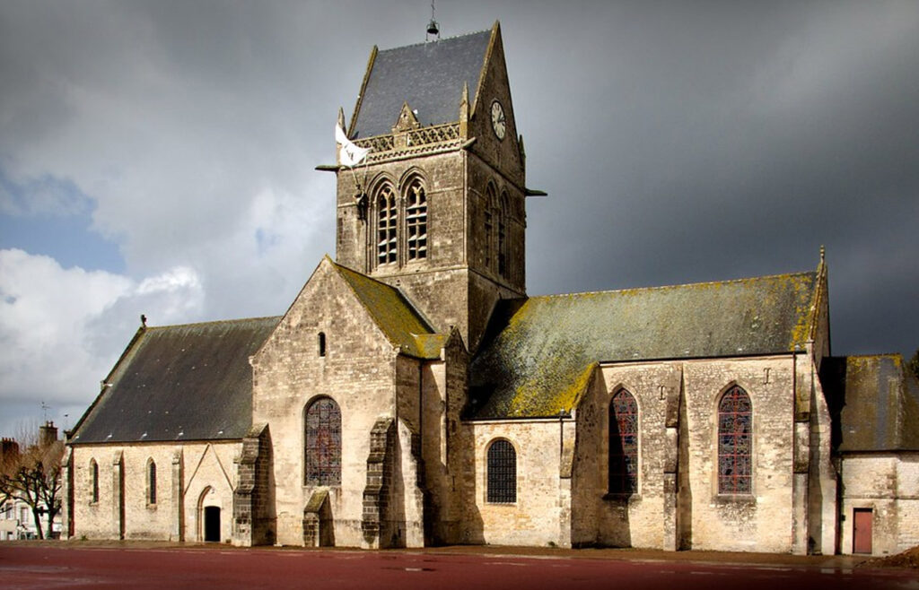 Sainte-Mère l'Eglise Chursh with its parachutish